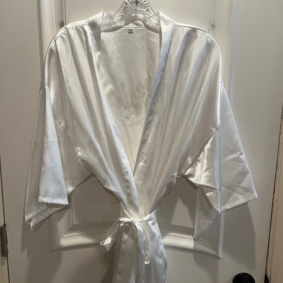 Silky white robe with "Bride" written on the back - Picture 2 of 4